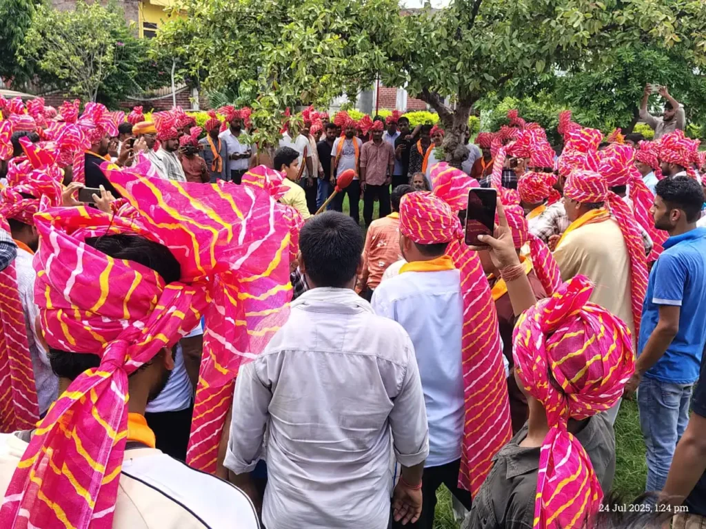 समाज के एकत्रित लोग